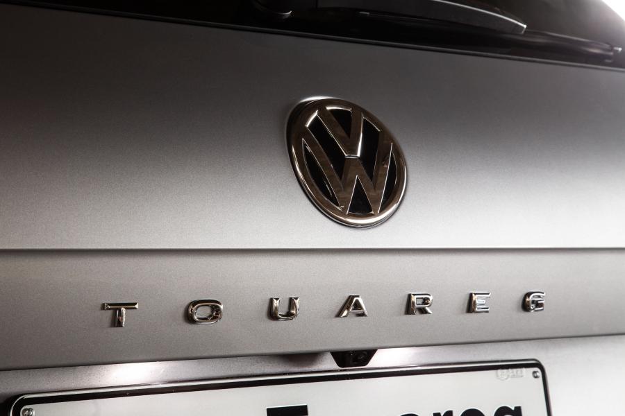 Логотип Volkswagen Touareg V6 TDI R-Line 2018 года  (ZA) (фото 3 из 32)
